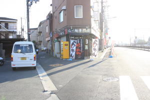 パチンコ店を越えるとすぐにラーメン屋がありますのでその角を左へ