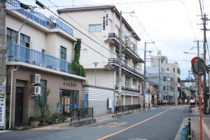 右に曲がって200メートルくらい歩くと左手にお寺が見えてきます